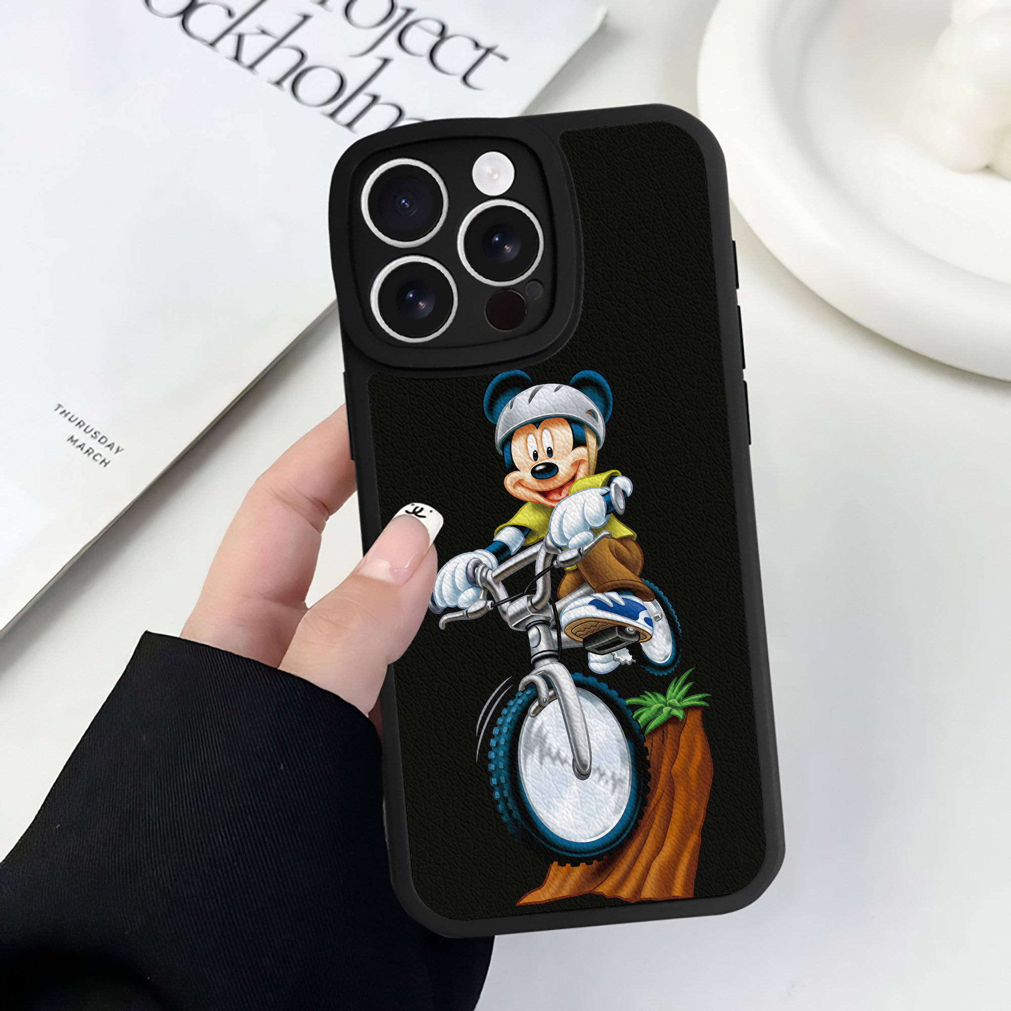 （画像用） ミッキーマウス Mickey Mouse 【iPhone 16シリーズ対応】シリコンスマホケース（レザー調） 材質：シリコン